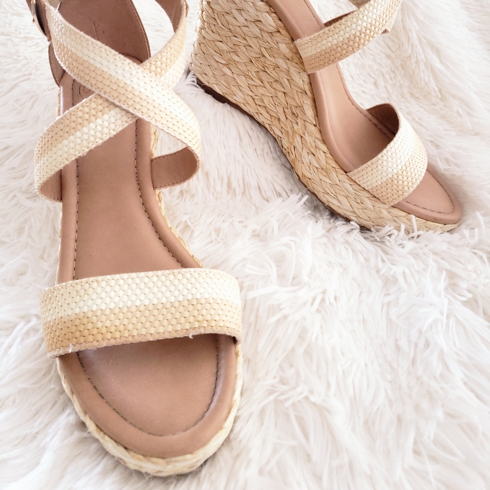 Dolce by Mojo Moxy Womans Beige Wedge heels with Tan/Cream woven straps.